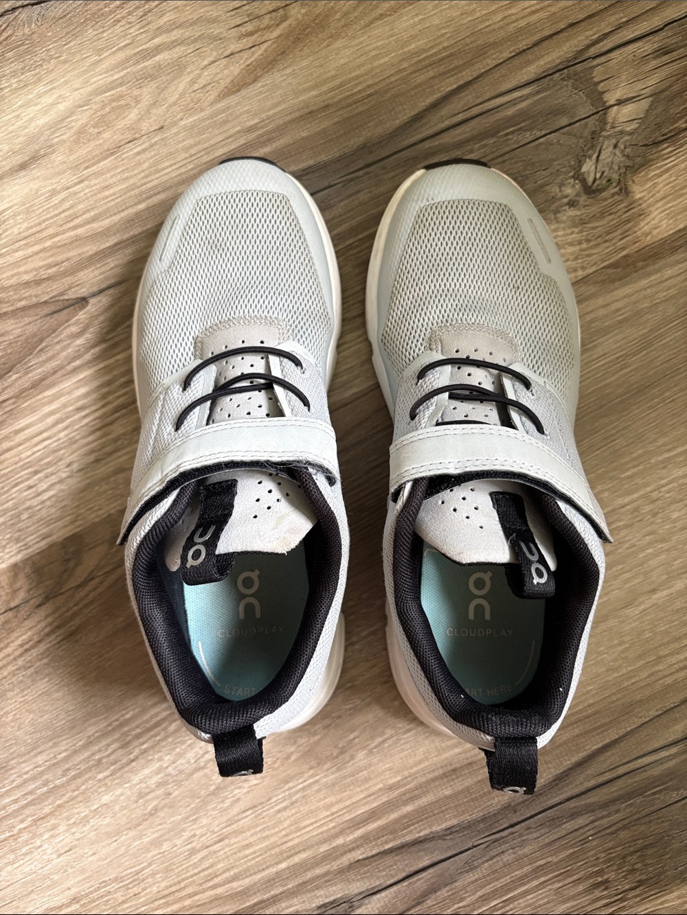 On Cloud - Running - Kids White and Black Cloudplay Sneakers - Picture 2 of 5
